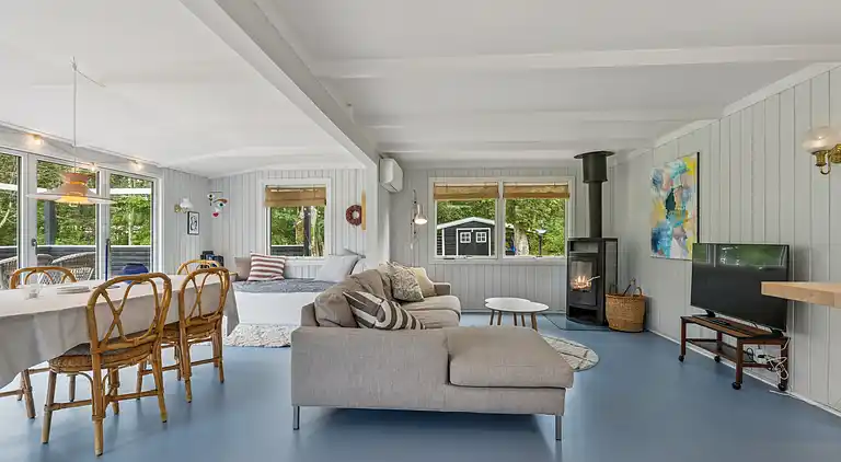 Casa renovada junto al agua y la naturaleza