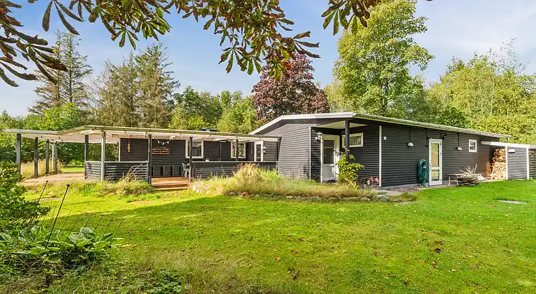 Casa renovada junto al agua y la naturaleza