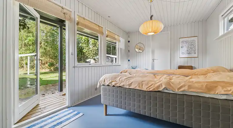 Casa renovada junto al agua y la naturaleza