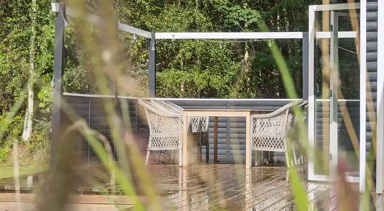 Casa renovada junto al agua y la naturaleza