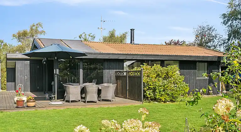 Schönes Ferienhaus mit Pool nahe Havnsø Strand