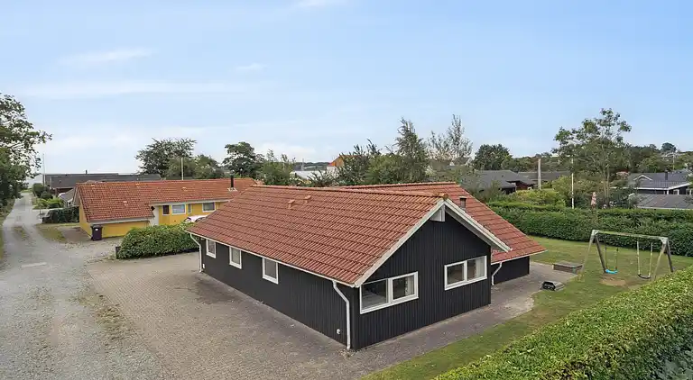Strandnært feriehus med plads til hele familien