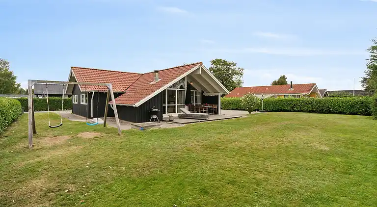 Strandnært feriehus med plads til hele familien