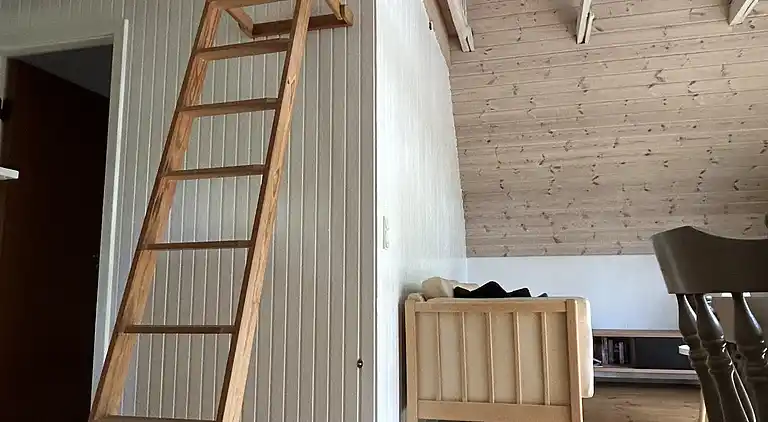 Charmerende sommerhus med stråtag tæt ved vandet