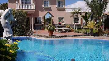 El Médano Apartment with Breathtaking Pool Views