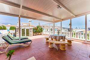 El Médano Apartment with Stunning Pool Views