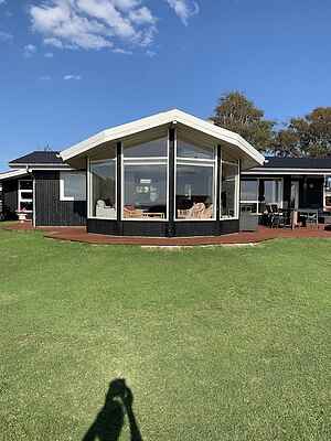 Skøn fritidsbolig med udsigt til vandet 