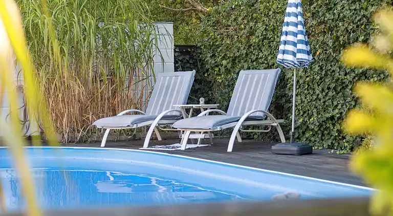 Ferienhaus mit Pool, Terrassen und Strandnähe