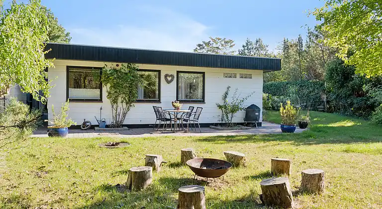 Ferienhaus mit Pool, Terrassen und Strandnähe