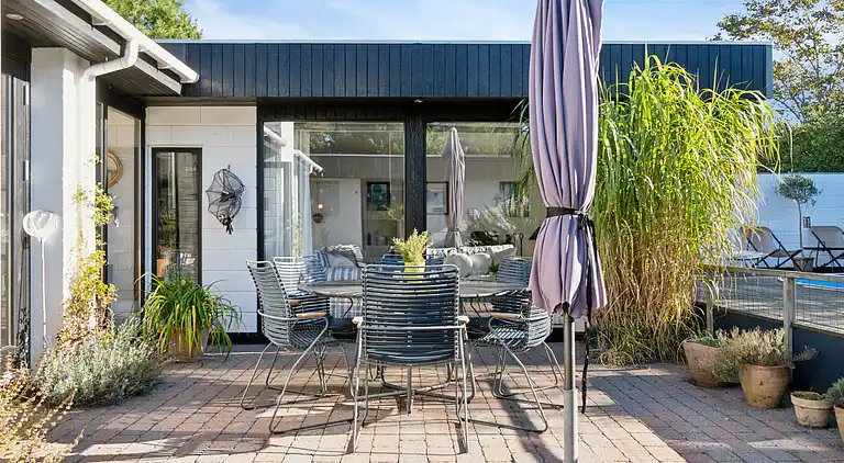 Ferienhaus mit Pool, Terrassen und Strandnähe