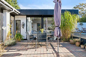 Feriehus med basseng, terrasser og nær strand