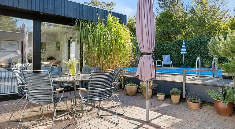 Ferienhaus mit Pool, Terrassen und Strandnähe