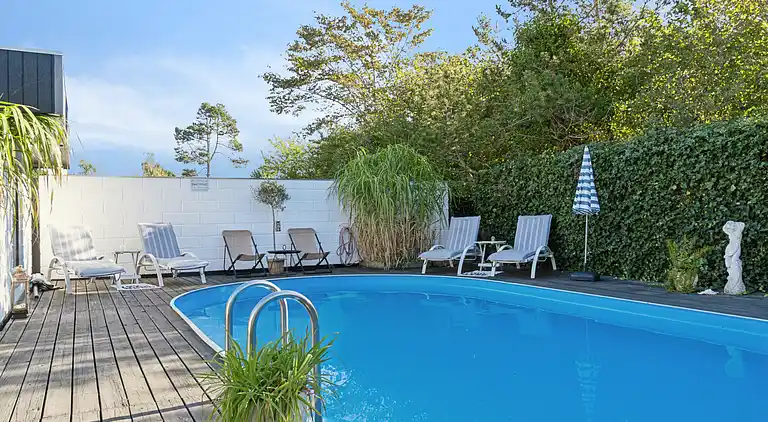 Ferienhaus mit Pool, Terrassen und Strandnähe