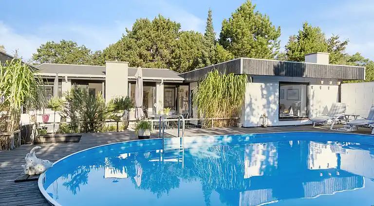 Ferienhaus mit Pool, Terrassen und Strandnähe