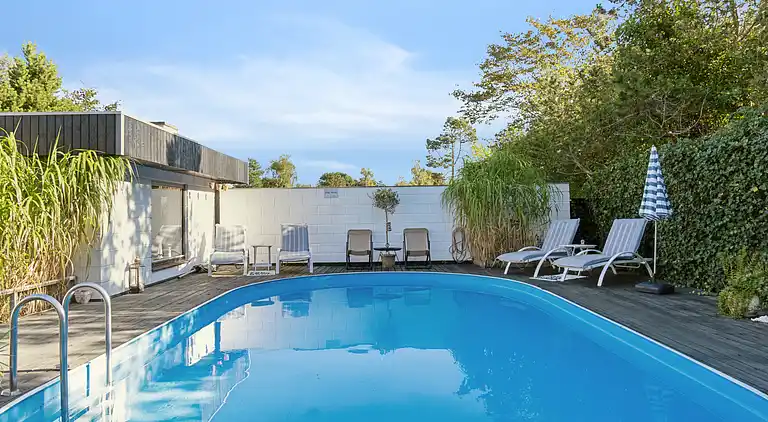 Ferienhaus mit Pool, Terrassen und Strandnähe