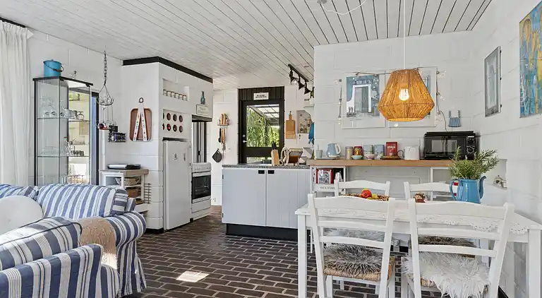 Ferienhaus mit Pool, Terrassen und Strandnähe