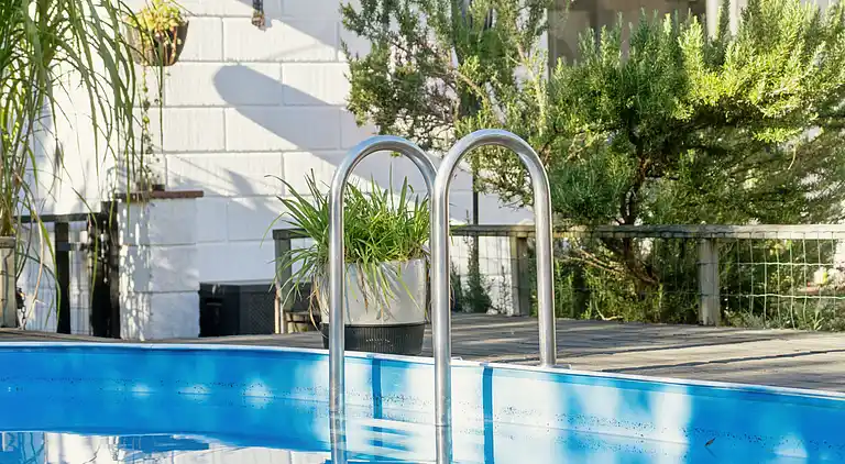 Ferienhaus mit Pool, Terrassen und Strandnähe