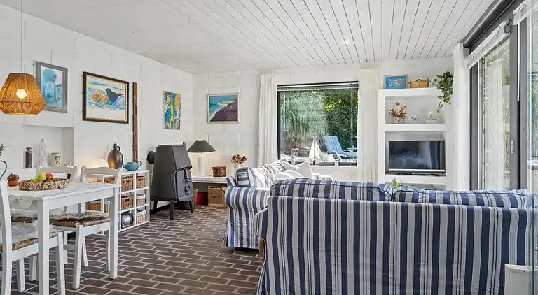 Ferienhaus mit Pool, Terrassen und Strandnähe