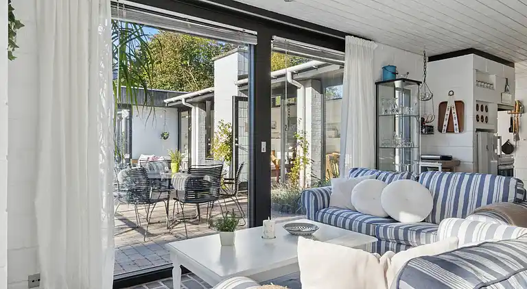 Ferienhaus mit Pool, Terrassen und Strandnähe