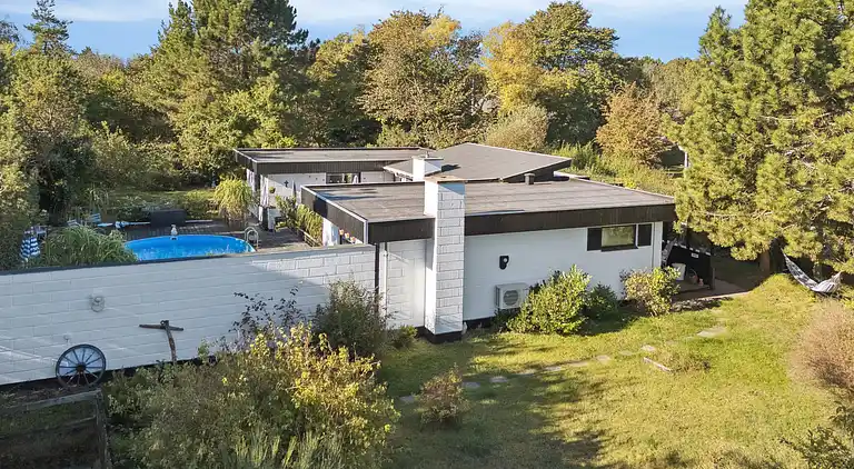 Ferienhaus mit Pool, Terrassen und Strandnähe