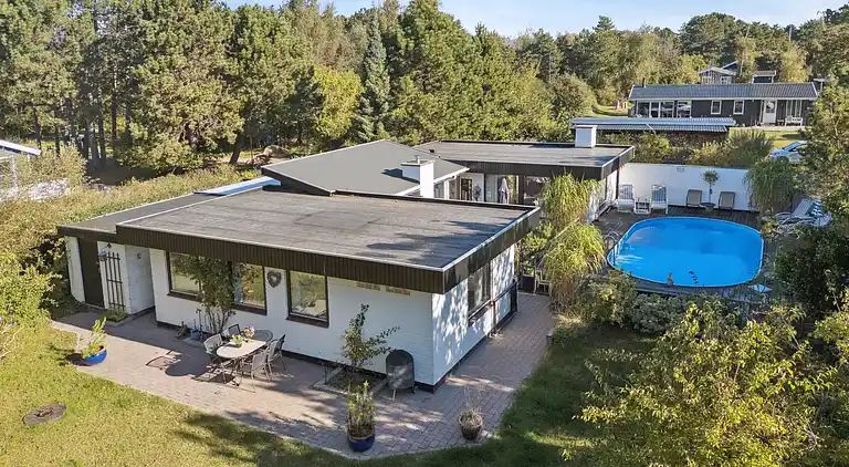Ferienhaus mit Pool, Terrassen und Strandnähe