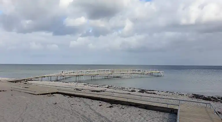 3 room, close to the sea/dike