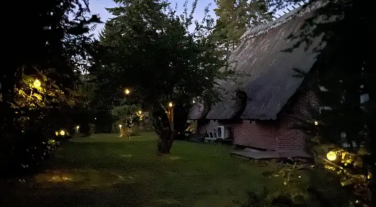 Charmerende sommerhus med stråtag tæt ved vandet