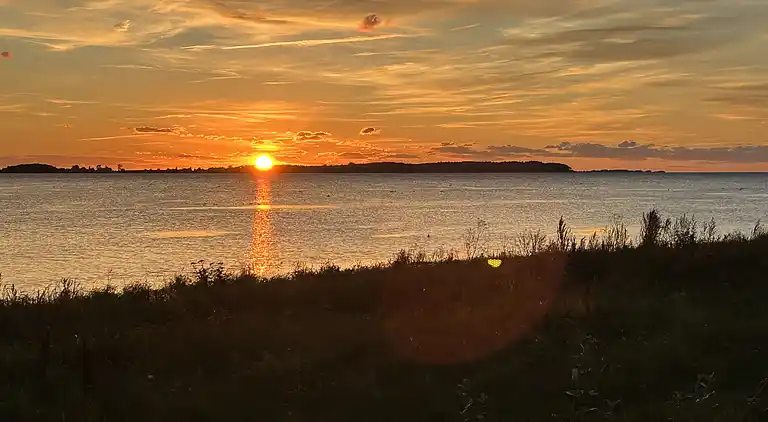 Charmerende sommerhus med stråtag tæt ved vandet