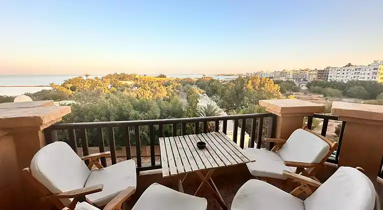 2BR Apartment •Side Sea View • Pool •Turtles Beach