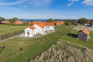 Modern holiday home with sea view for 8