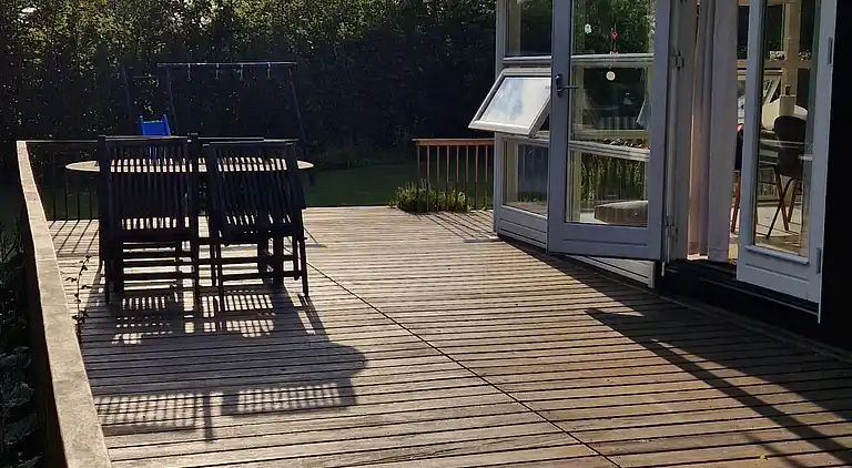 Skønt lyst sommerhus tæt på vand og strand