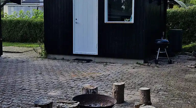 Skønt lyst sommerhus tæt på vand og strand