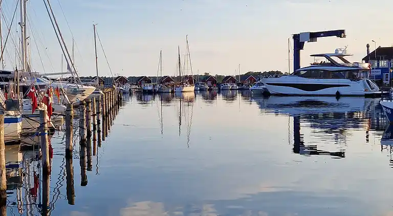 Skønt lyst sommerhus tæt på vand og strand