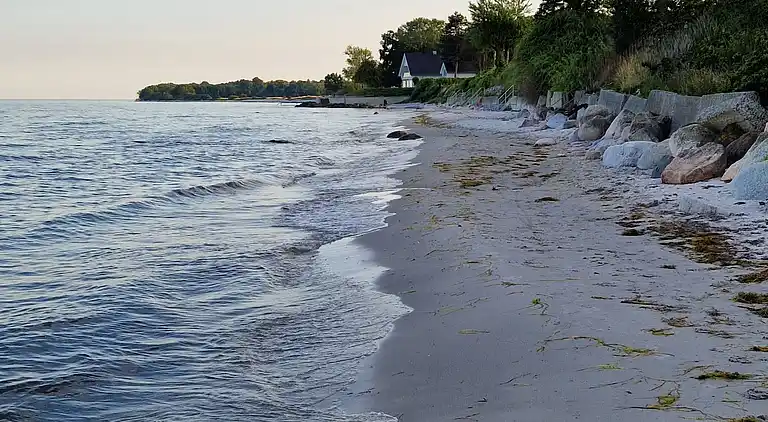 Skønt lyst sommerhus tæt på vand og strand