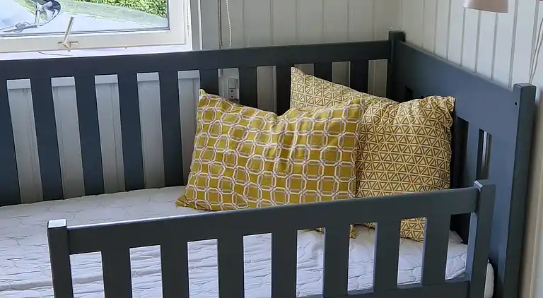 Skønt lyst sommerhus tæt på vand og strand