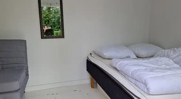 Skønt lyst sommerhus tæt på vand og strand