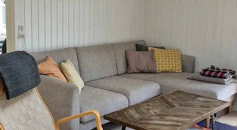 Skønt lyst sommerhus tæt på vand og strand