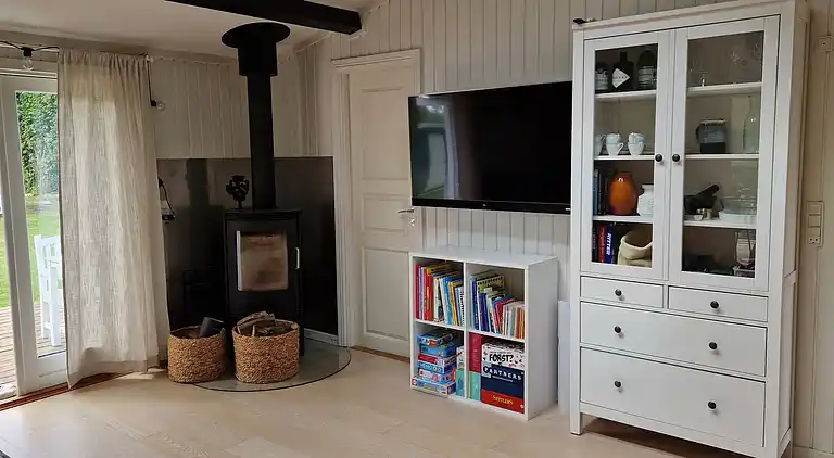 Skønt lyst sommerhus tæt på vand og strand