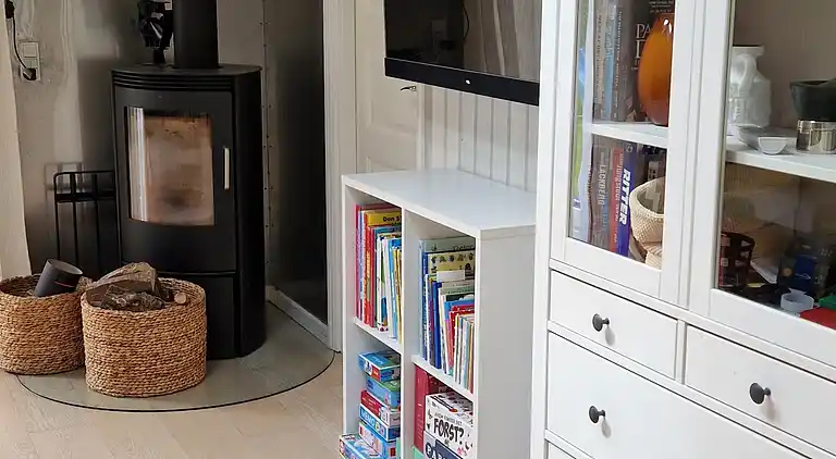 Skønt lyst sommerhus tæt på vand og strand