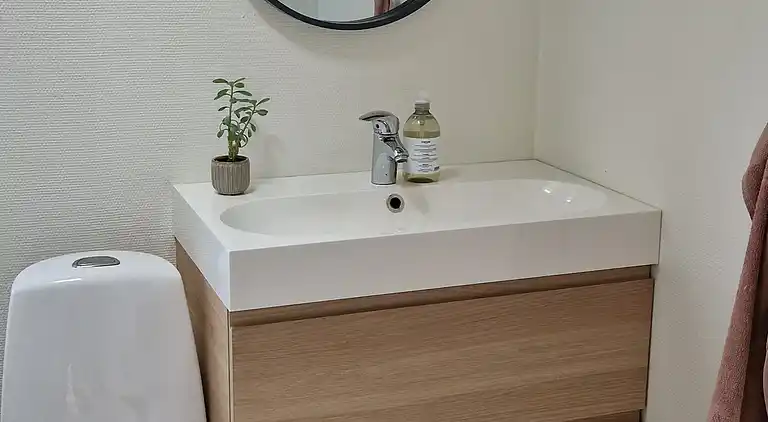 Skønt lyst sommerhus tæt på vand og strand