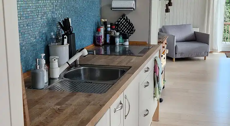 Skønt lyst sommerhus tæt på vand og strand