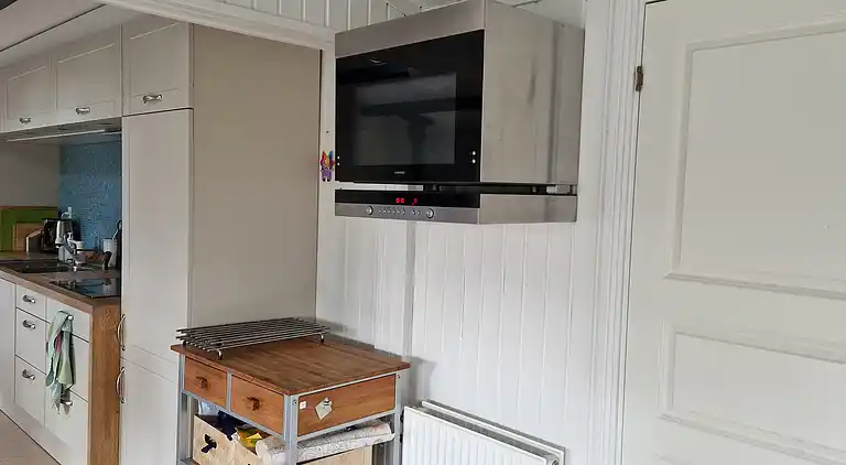 Skønt lyst sommerhus tæt på vand og strand