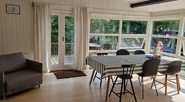 Skønt lyst sommerhus tæt på vand og strand