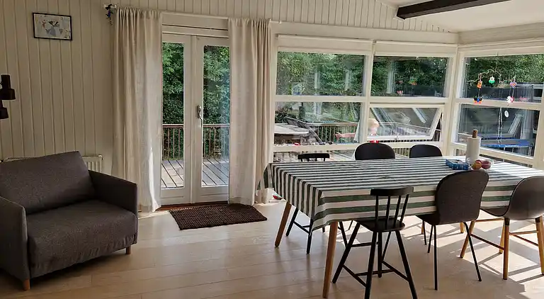 Skønt lyst sommerhus tæt på vand og strand