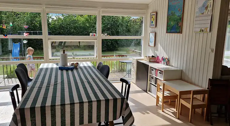 Skønt lyst sommerhus tæt på vand og strand