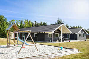 Large summer house with pool in Blåvand
