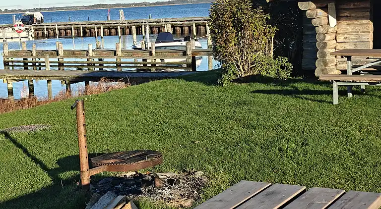 Lakefront luxury holiday retreat with cozy loft