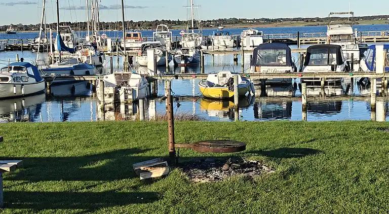 Lakefront luxury holiday retreat with cozy loft