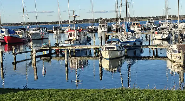 Lakefront luxury holiday retreat with cozy loft