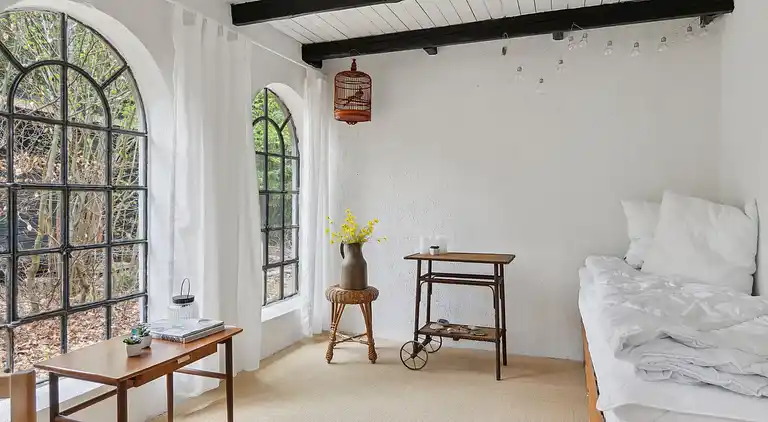 Moderniseret 70'er-sommerhus i skoven nær strand